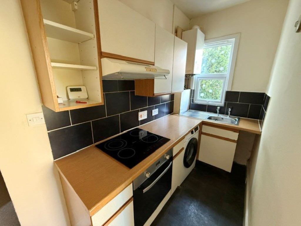 Lot: 180 - VACANT FIRST FLOOR FLAT FOR IMPROVEMENT - Kitchen area with built in Oven and Hob and window to side
